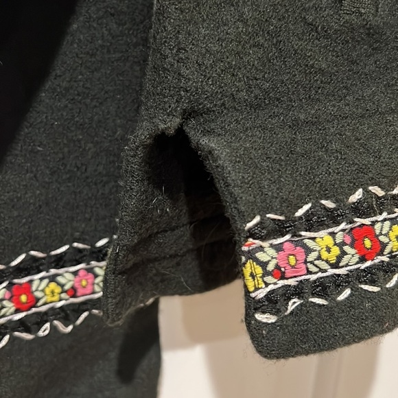 Vintage wool hooded sweater with floral trim - Picture 4 of 8